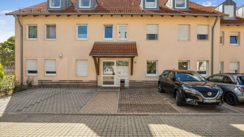 Die zum Verkauf stehende freie Eigentumswohnung befindet sich im Zentrum von Schwabach. Das Gebäude umfasst