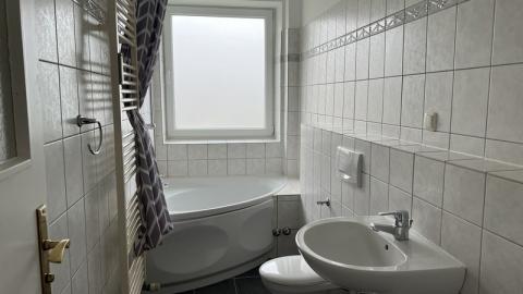 Balkon, Keller, Vollbad, Duschbad, Laminat, Fliesen Bemerkungen: Zwei Badezimmer  undefined Sehr zentral