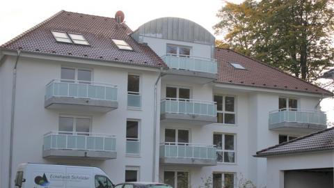 Keller, Duschbad, Laminat, Fliesen  helle 3-Zimmer-Erdgeschosswohnung mit Terrasse, Stellplatz und Kellerraum