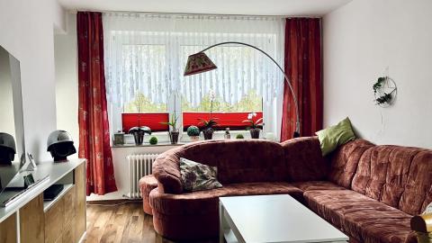 Diese 3 Zimmer-Wohnung verfügt über folgende Ausstattung:  Wohnzimmer mit schönem Südbalkon gefliestes