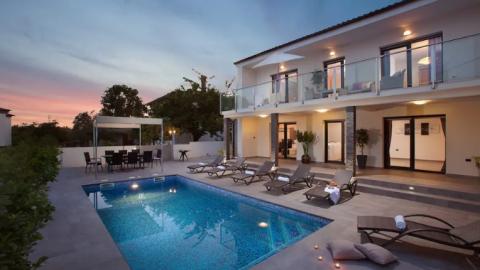  Swimmingpool Klimaanlage Billardtisch mehrere Außenstellplätze   Neuwertige Designer-Villa mit Swimmingpool