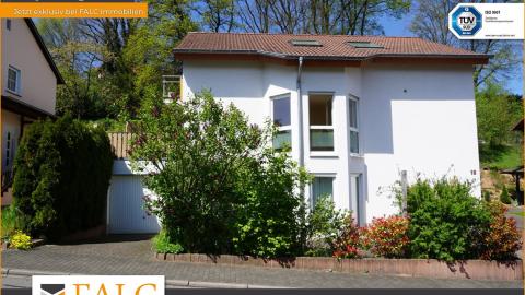 Angeboten werden zwei sehr ansprechende Wohnungen in Bechhofen.. Das 3- Familienhaus wurde 1995 massiv