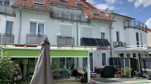 -bodentiefe Fenster -elektrische Rollläden -Solarpanels am Haus -Walk-in Dusche u. Badewanne in beiden