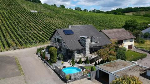 Objektbeschreibung:  Wunderschöne Villa am Rand des malerischen Dorfes Pfaffenhofen zu verkaufen
