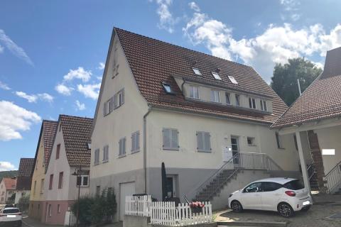 Wir freuen uns, Ihnen diese charmante Dachgeschosswohnung zum Kauf in Wirnsheim-Iptingen vorstellen zu