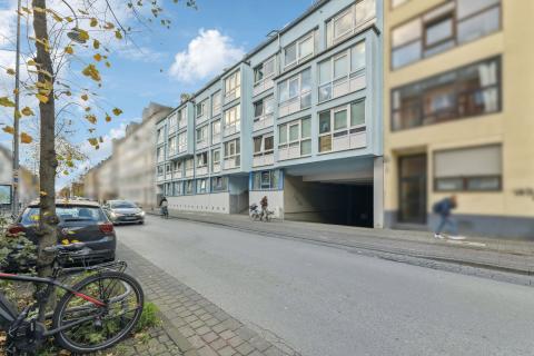 Lage: Die angebotene Immobilie befindet sich in einer begehrten Lage im Kölner Stadtteil Ehrenfeld. Dieser