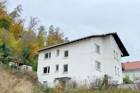 Dieses großzügige, freistehende Zweifamilienhaus befindet sich in begehrter Wohnlage von Mühltal/Nieder