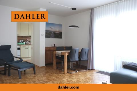  modern gefliester Flur Arbeitszimmer, Wohn- und Essbereich mit Stäbchenparkett helle, moderne Einbauküche