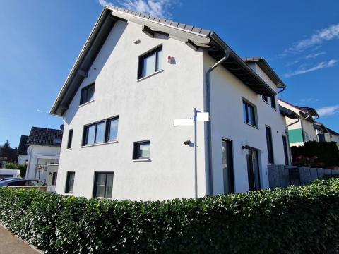 Zum Verkauf steht ein exklusives Einfamilienhaus in Berglen-Oppelsbohm. Das im Jahr 2015 erbaute Haus