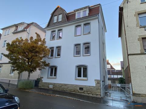 Zum Verkauf steht eine exklusive Erdgeschosswohnung in Stuttgart, genauer gesagt im Stadtteil Zuffenhausen