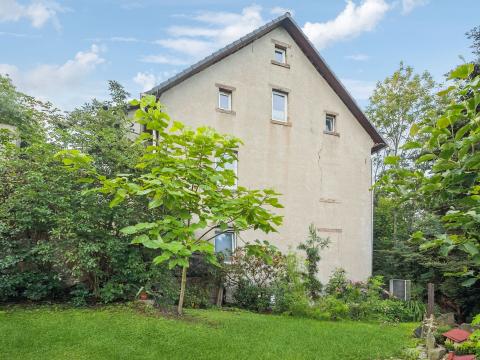 Dieses charmante, teilmodernisierte Zweifamilienhaus in Chemnitz, wartet nur darauf, in neuem Glanz zu