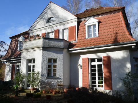 Willkommen zu einem zeitlosen Juwel in Berlin-Zehlendorf! Diese repräsentative Villa, erbaut 1925, in