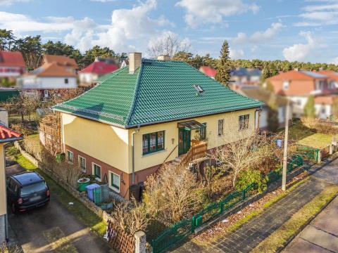 Dieses charmante Einfamilienhaus befindet sich in einer ruhigen, voll ausgebauten Straße von Luckenwalde