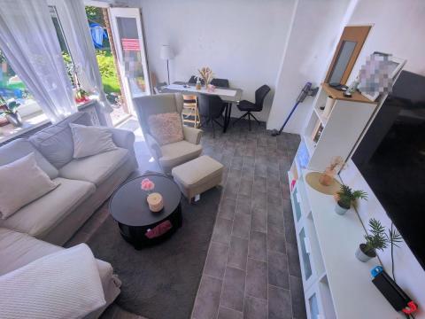  Bodenbelag:   Fliesen PVC Laminat   Kochküche Wohnzimmer Schlafzimmer Duschbad Flur:   Mit praktischem