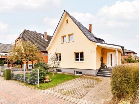 Heute möchten wir Ihnen dieses schöne Einfamilienhaus im beliebten Seevetal-Fleestedt, direkt angrenzend