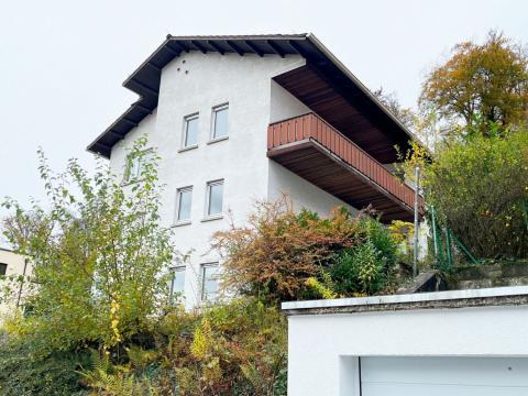 Dieses großzügige, freistehende Zweifamilienhaus befindet sich in begehrter Wohnlage von Mühltal/Nieder