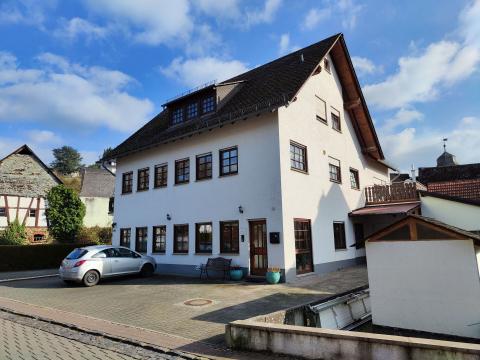 Wohn-Geschäftshaus in Weinbach-Elkerhausen. 2 Wohneinheiten + Gewerbeeinheit im Erdgeschoss. Komplett