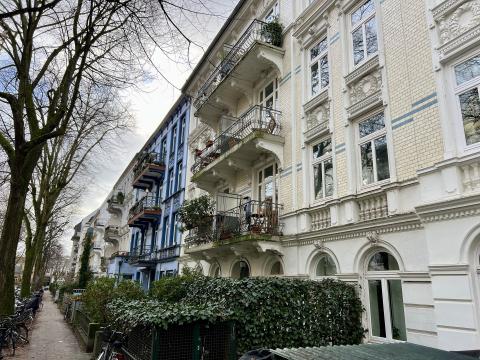 In der schönen Stadt Hamburg liegt diese gemütliche 2,5-Zimmerwohnung im 3. Obergeschoss eines gepflegten