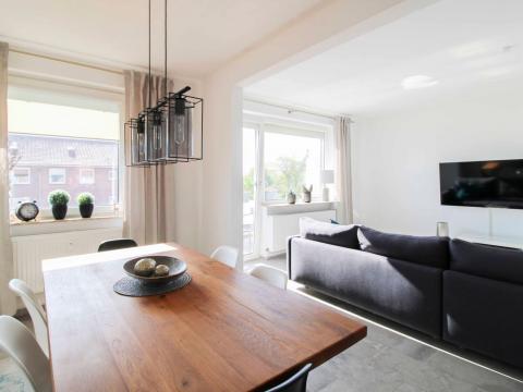  Südwest-Balkon (2020) 2017 komplette Wohnung wurde saniert Einbauküche Feinsteinfliesen und Parador