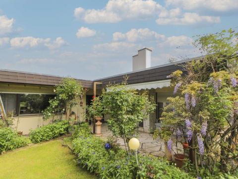  Einliegerwohnung im UG Schön bepflanzter Garten Terrasse Großer Kamin Heizung 2017 erneuert Einbauküche