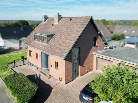  Einbauküche Balkon mit Weitblick Terrasse (neu angelegt 2019) Doppelgarage (Dach erneuert 2020) Neu
