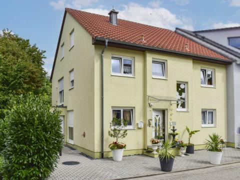  Ruhige Wohnlage Einbauküche Heimkino Gäste-WC Terrasse und Garten Keller Garage   Objektnr: 1056166