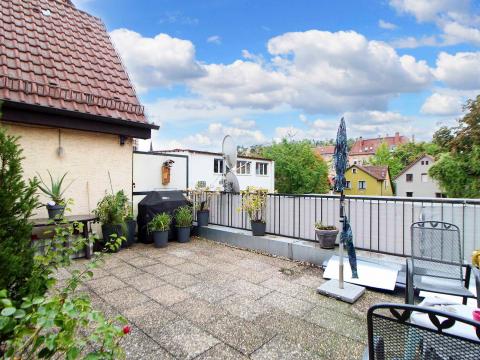  Einbauküche Dachterrasse Gewölbekeller Waschküche   Objektnr: 1057139 In Stuttgart öffnet sich ein Tor