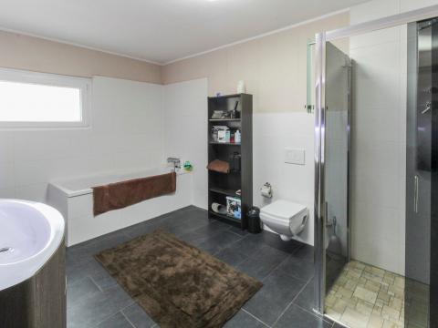  Kaminofen Einbauküche (2016) Badezimmer mit ebenerdiger Dusche & Badewanne (2016) Großzügiger, ausbaufähiger